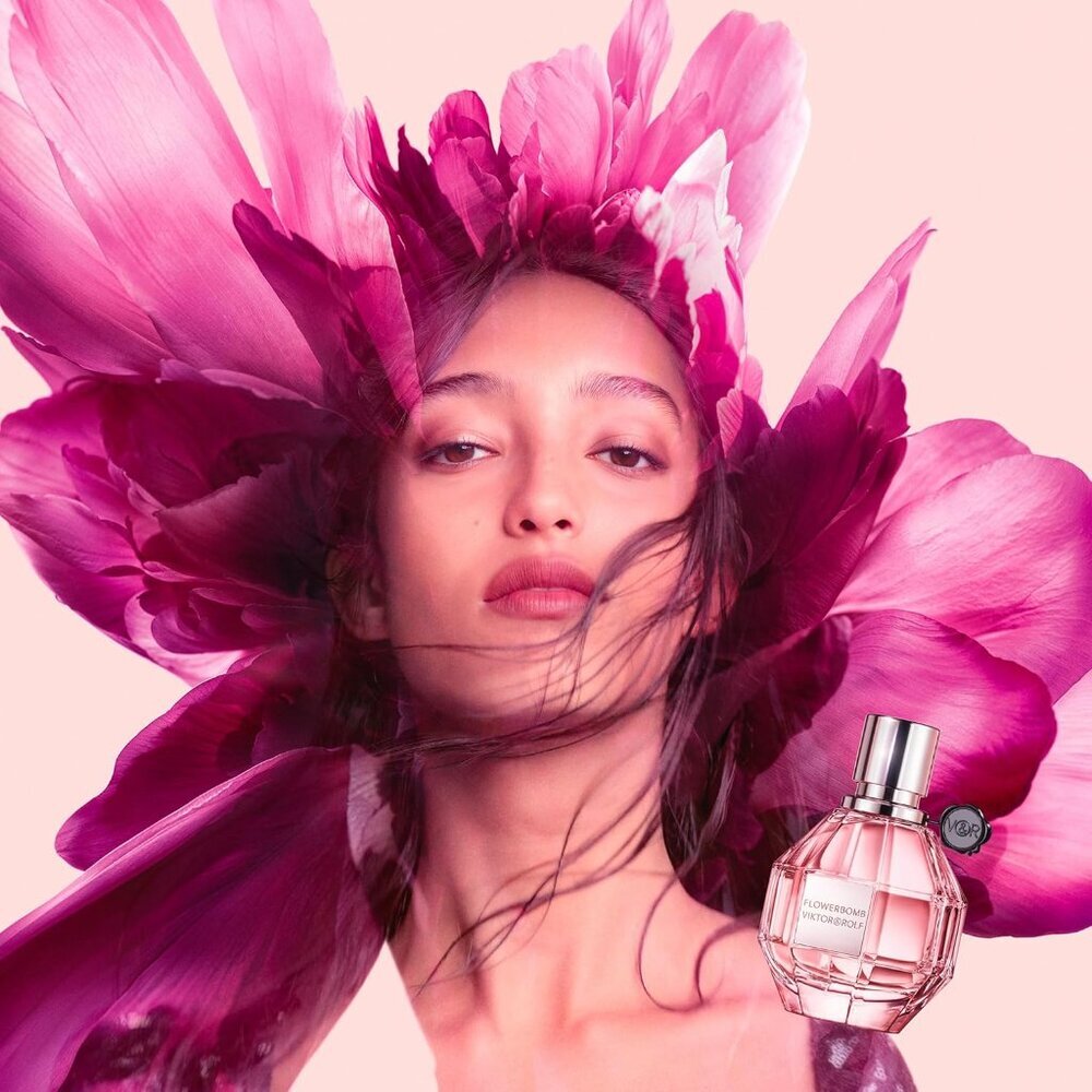 Flowerbomb Eau de Parfum - Women's Perfume - Floral & Woody - With Notes of Vani - Picture 4 of 8